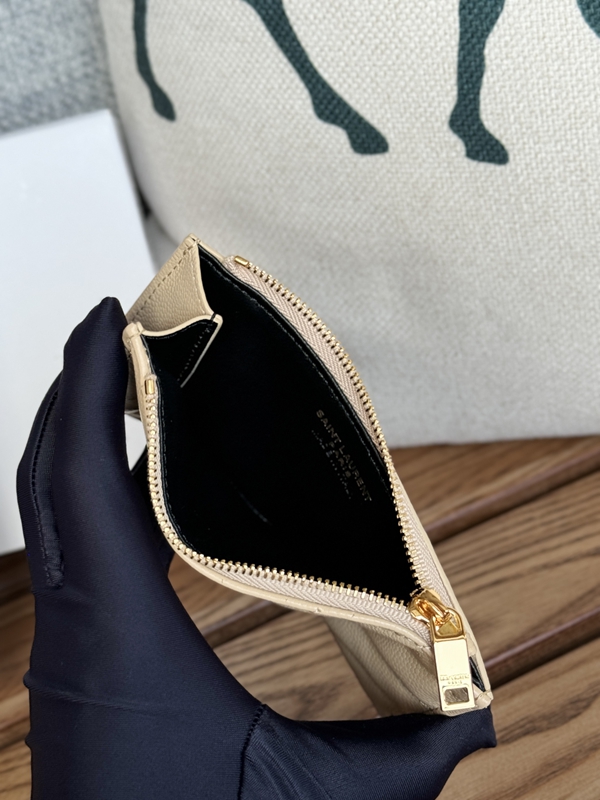 イヴサンローラン財布着用イメージ